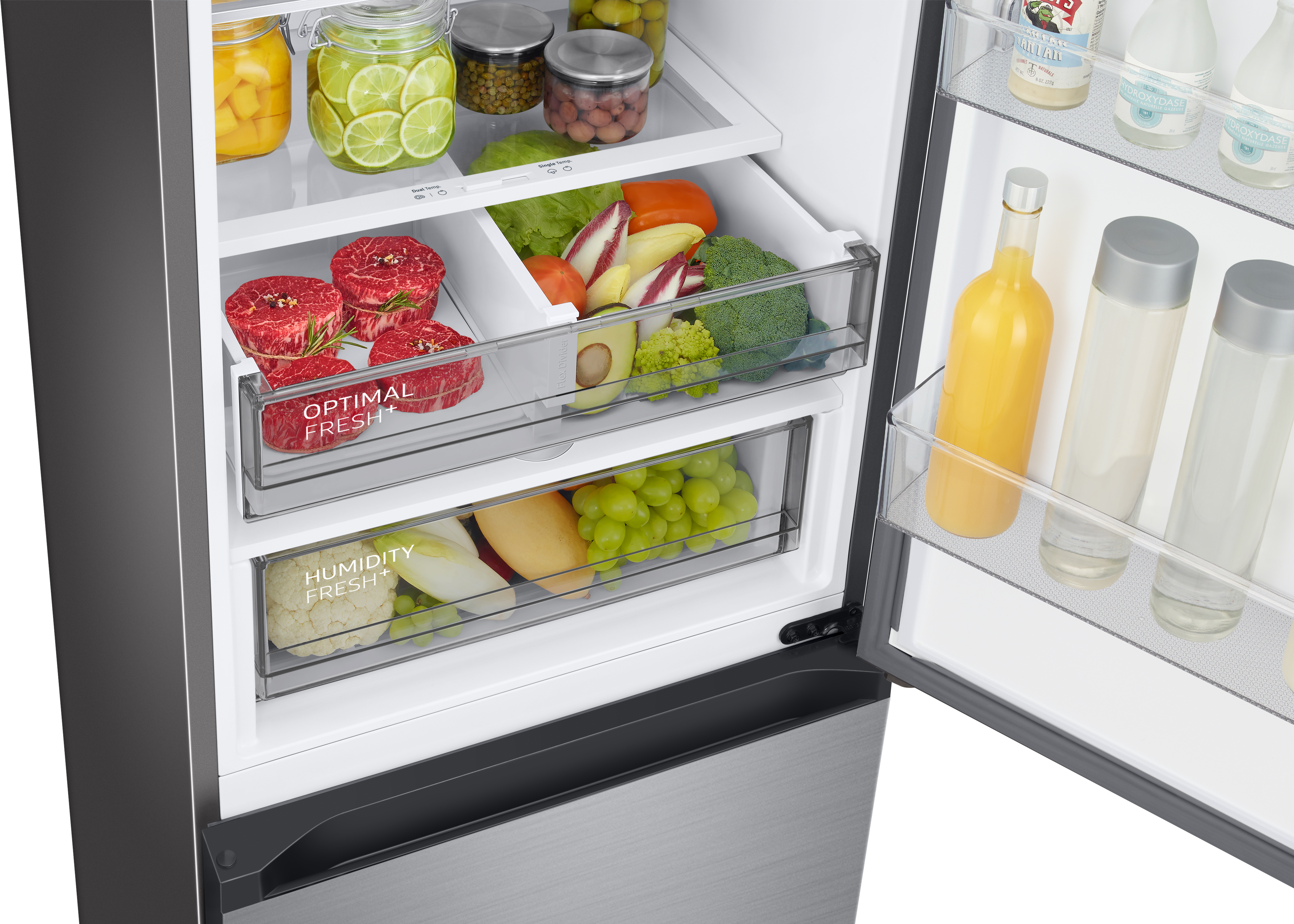 Kühlschrank-Innenraum mit frischen Produkten und beschrifteten Schubladen. Offene Tür.