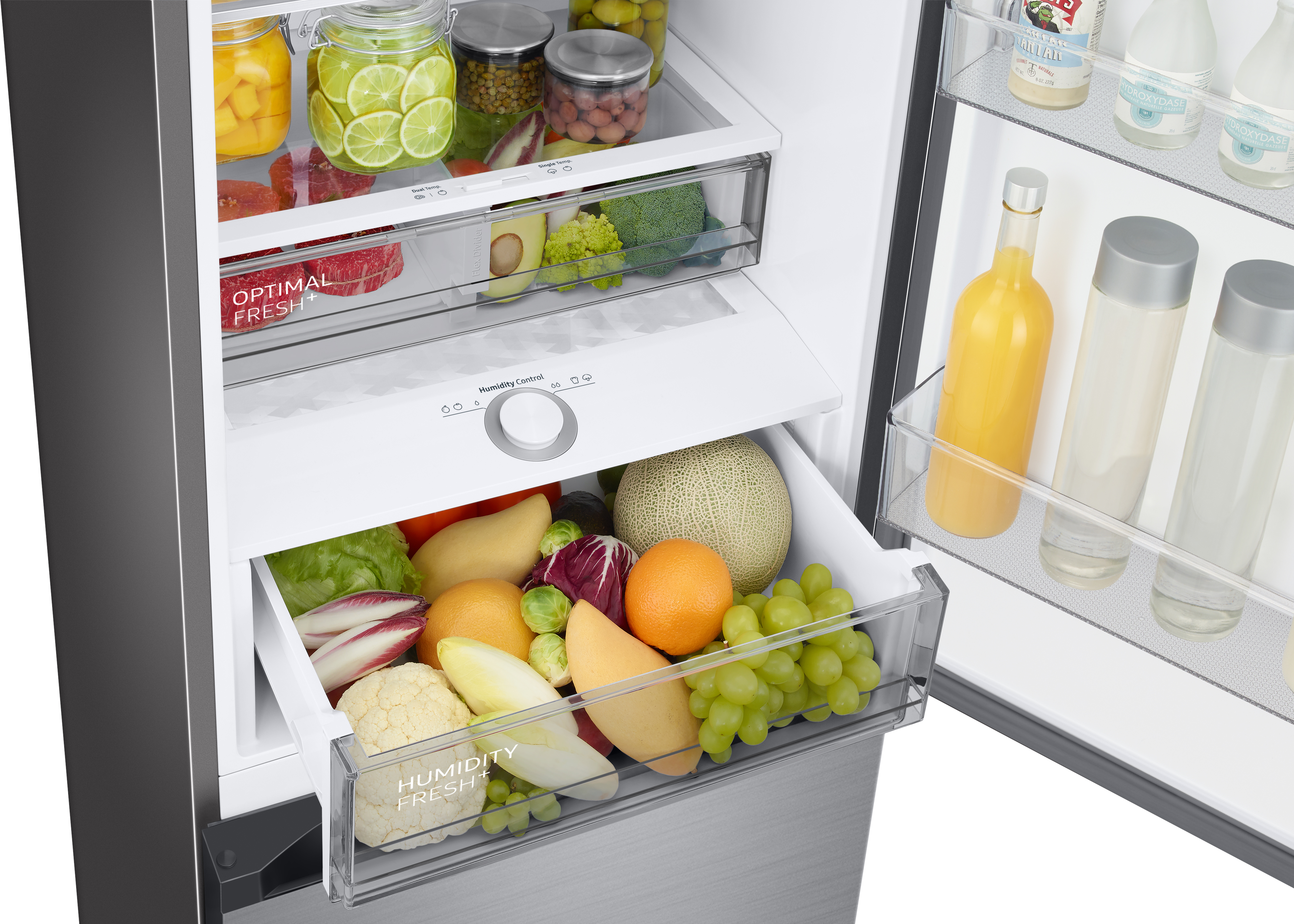 Ein Kühlschrank mit geöffneten Schubladen, die frische Produkte zeigen, einschließlich Obst und Gemüse, gut beleuchtet.