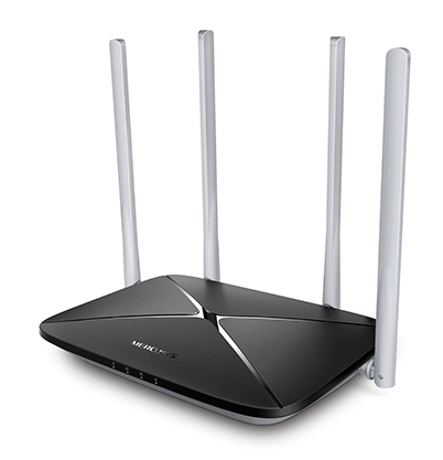 Czarny router z czterema antenami, widok z boku, białe tło.