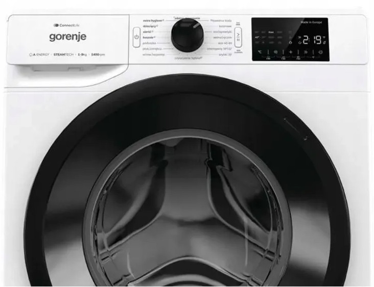 Kobieta pracująca na laptopie w otoczeniu magazynu.