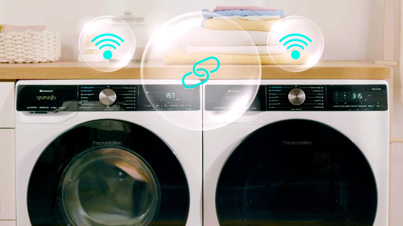 Dwie pralki i suszarka z symbolami wifi, ikoną linku i stosem ręczników.