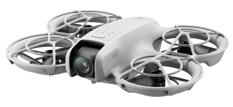 Biały dron z czterema śmigłami i kamerą z przodu.