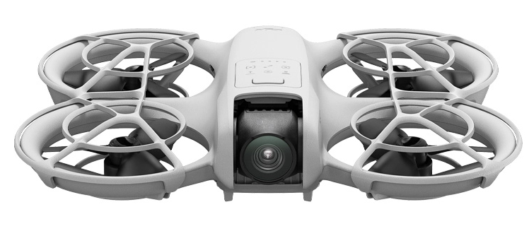 Biały dron z czterema śmigłami i centralną kamerą. Dron ma zaokrąglone ramy ochronne.