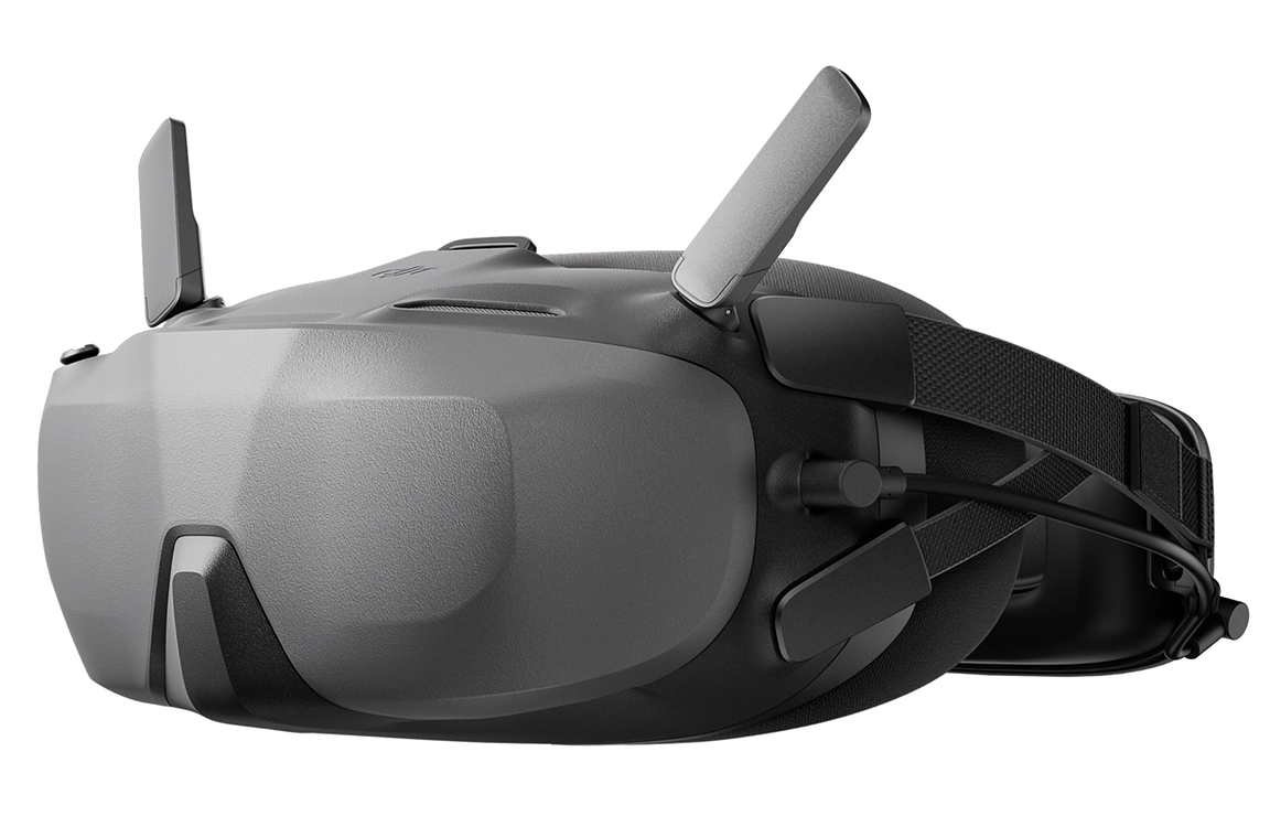 Zestaw słuchawkowy VR, szary i czarny, z dwiema antenami i paskiem. Jest pochylony z boku.