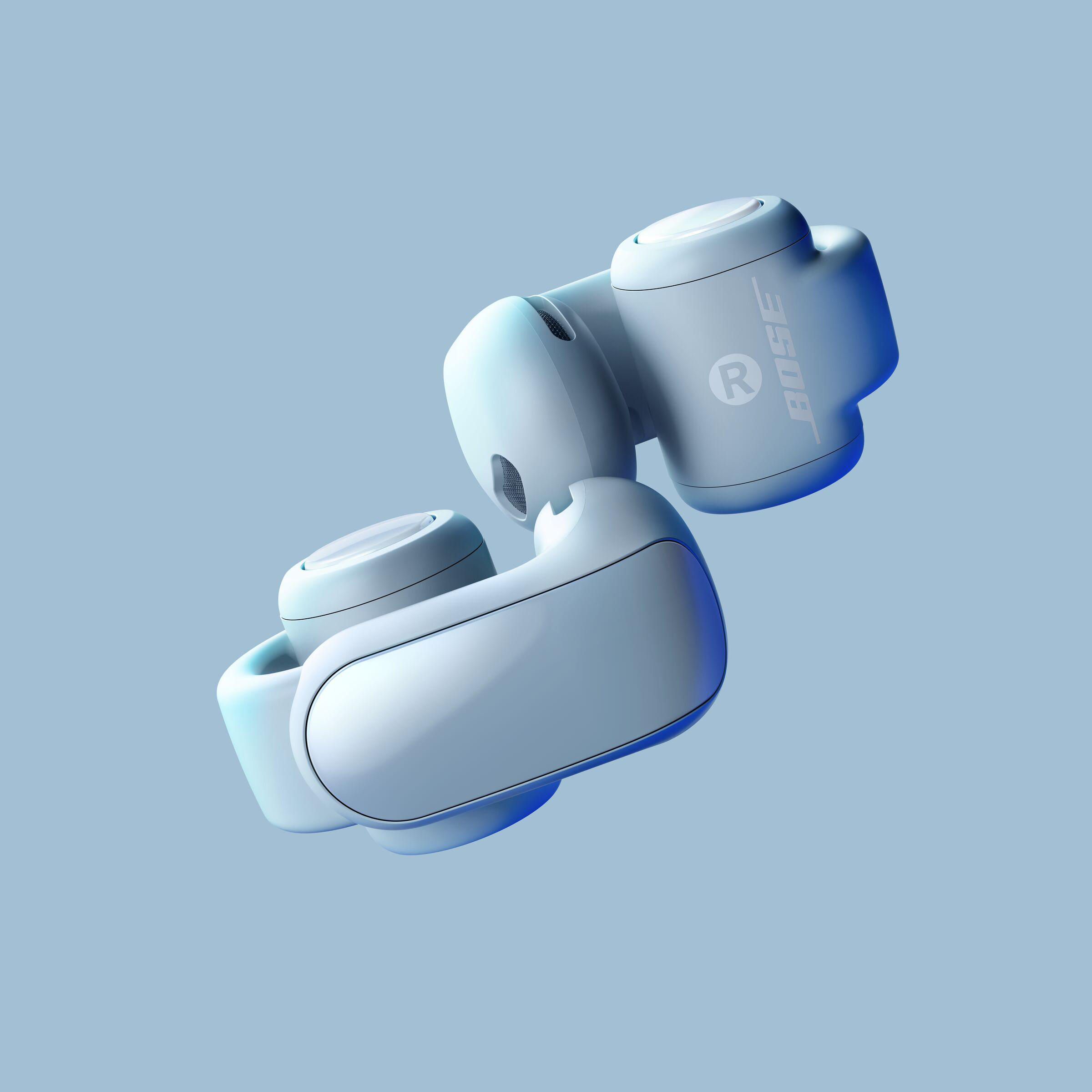 Zwei hellblaue Bose-Ohrhörer schweben vor blauem Hintergrund. Der Markenname und ein Warenzeichen sind sichtbar.