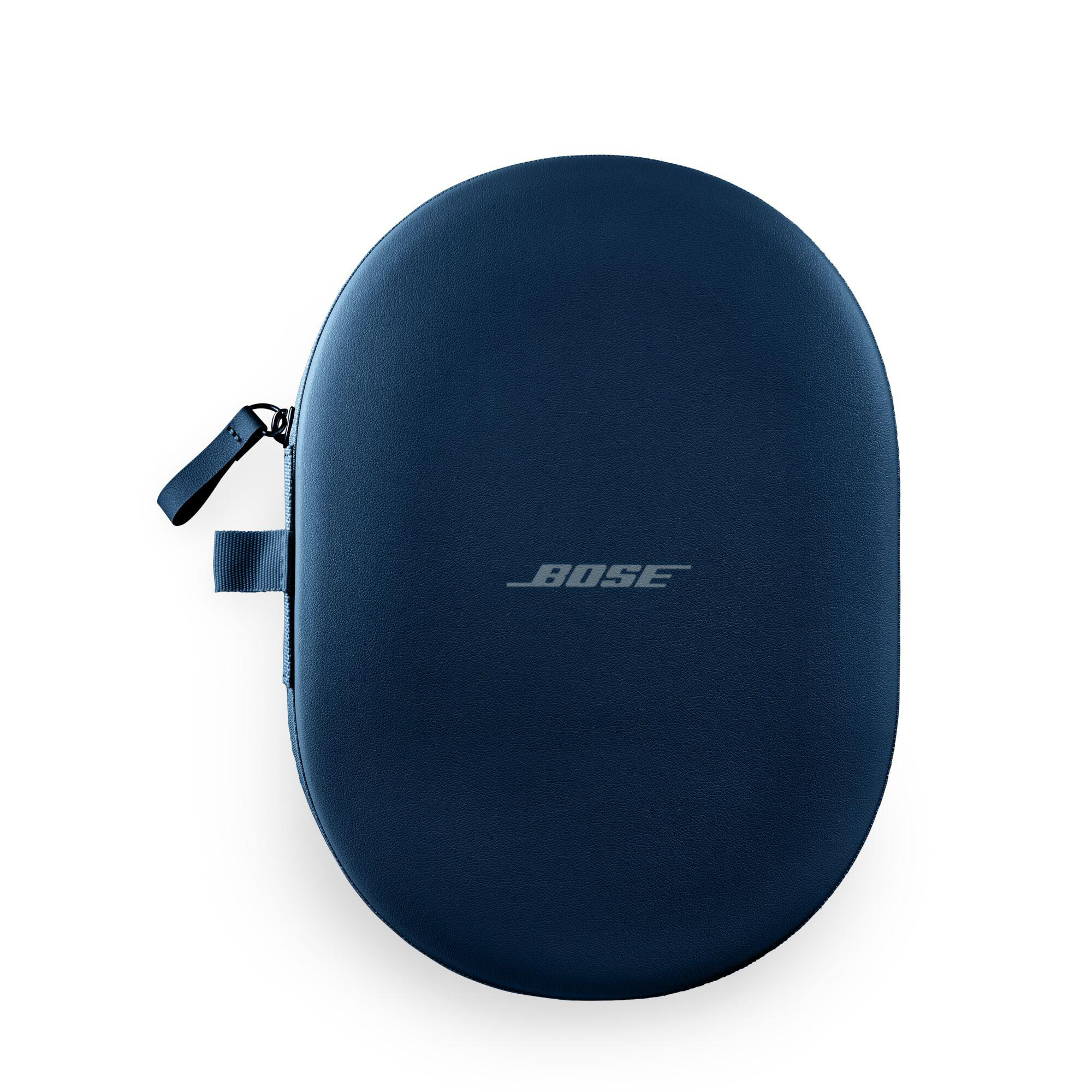 Eine marineblaue Bose-Kopfhörerhülle mit Reißverschluss und Bose-Logo.