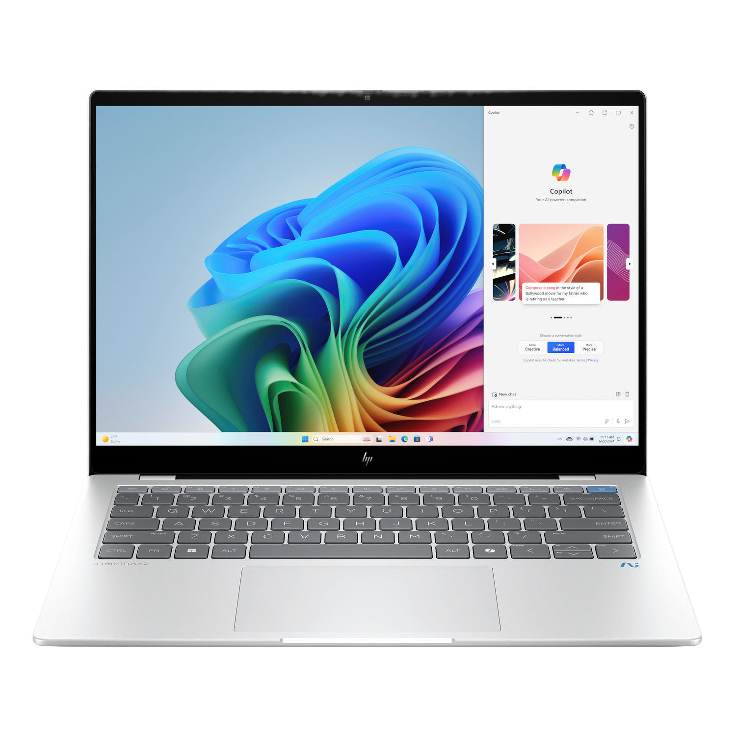 Zilveren laptop met open scherm met een kleurrijke abstracte afbeelding en een chatvenster.