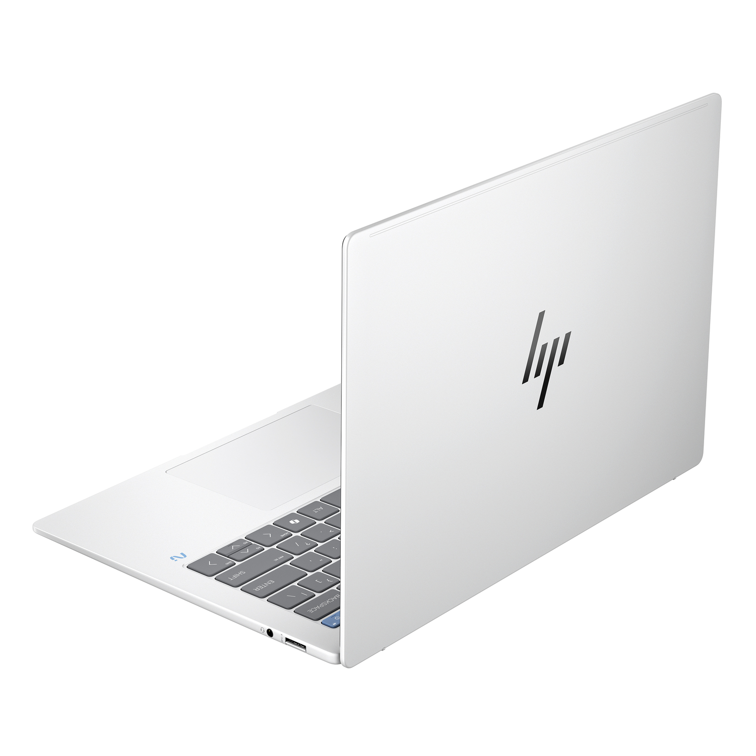 Ordinateur portable HP blanc, vue en angle, sur une surface blanche. Le logo HP est visible.