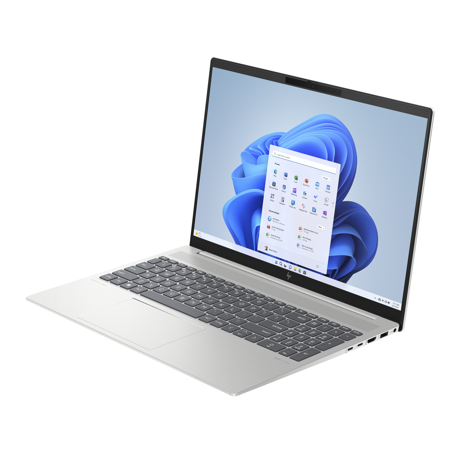 Zilveren laptop, open, op een witte achtergrond. Scherm toont een Windows-interface.