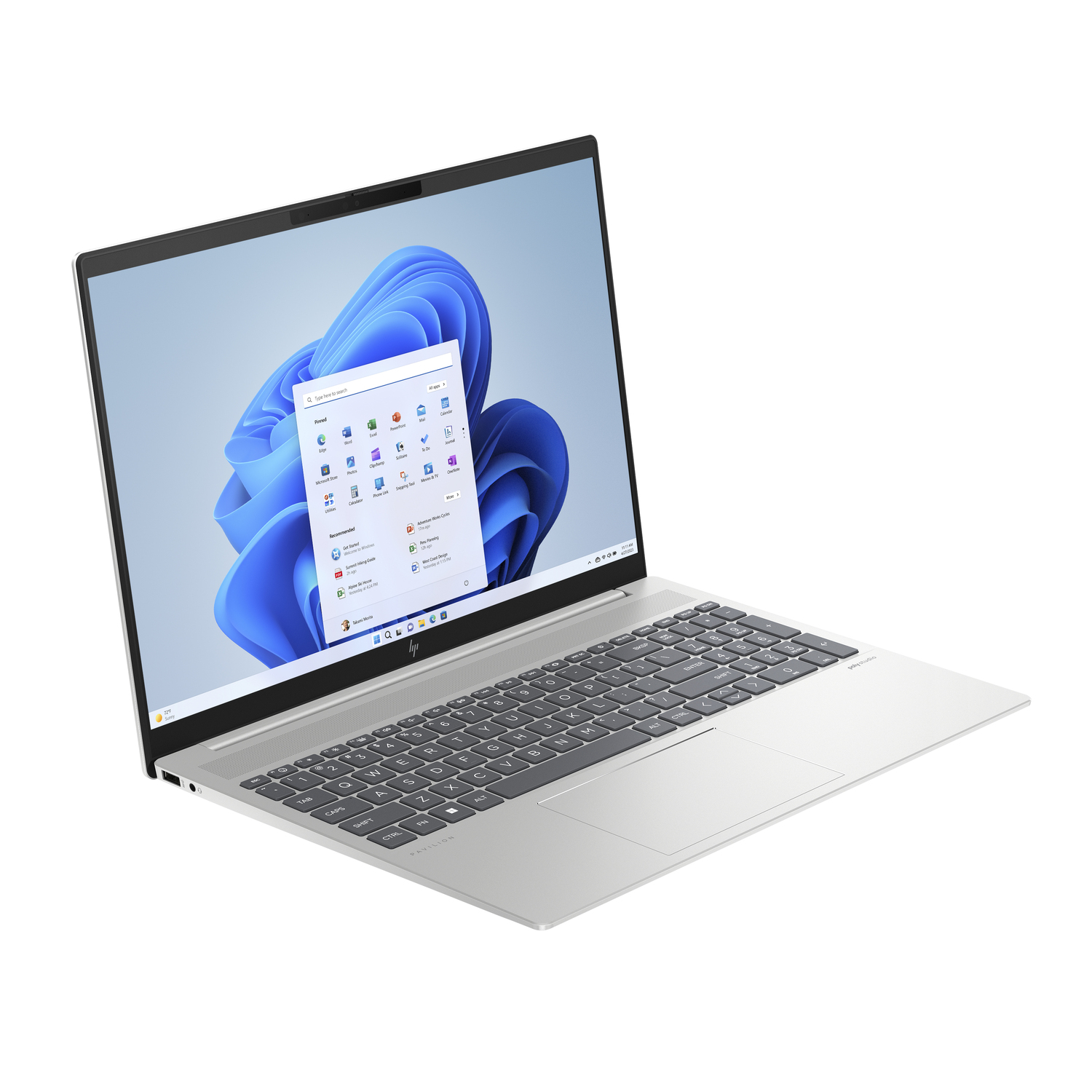 Zilveren laptop met verlicht scherm met Windows 11-interface, op een witte achtergrond.