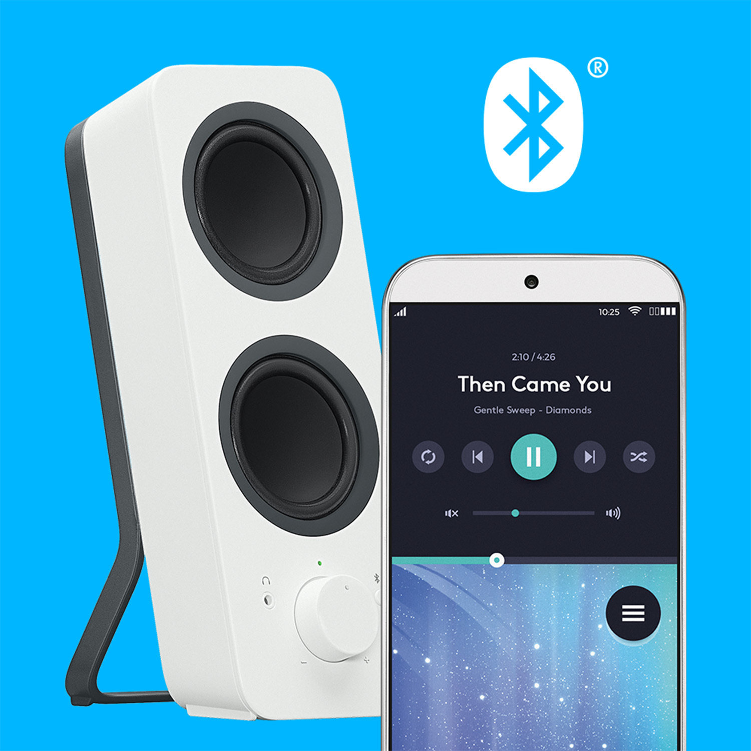 Witte luidspreker en smartphone met Bluetooth-icoon op blauwe achtergrond.