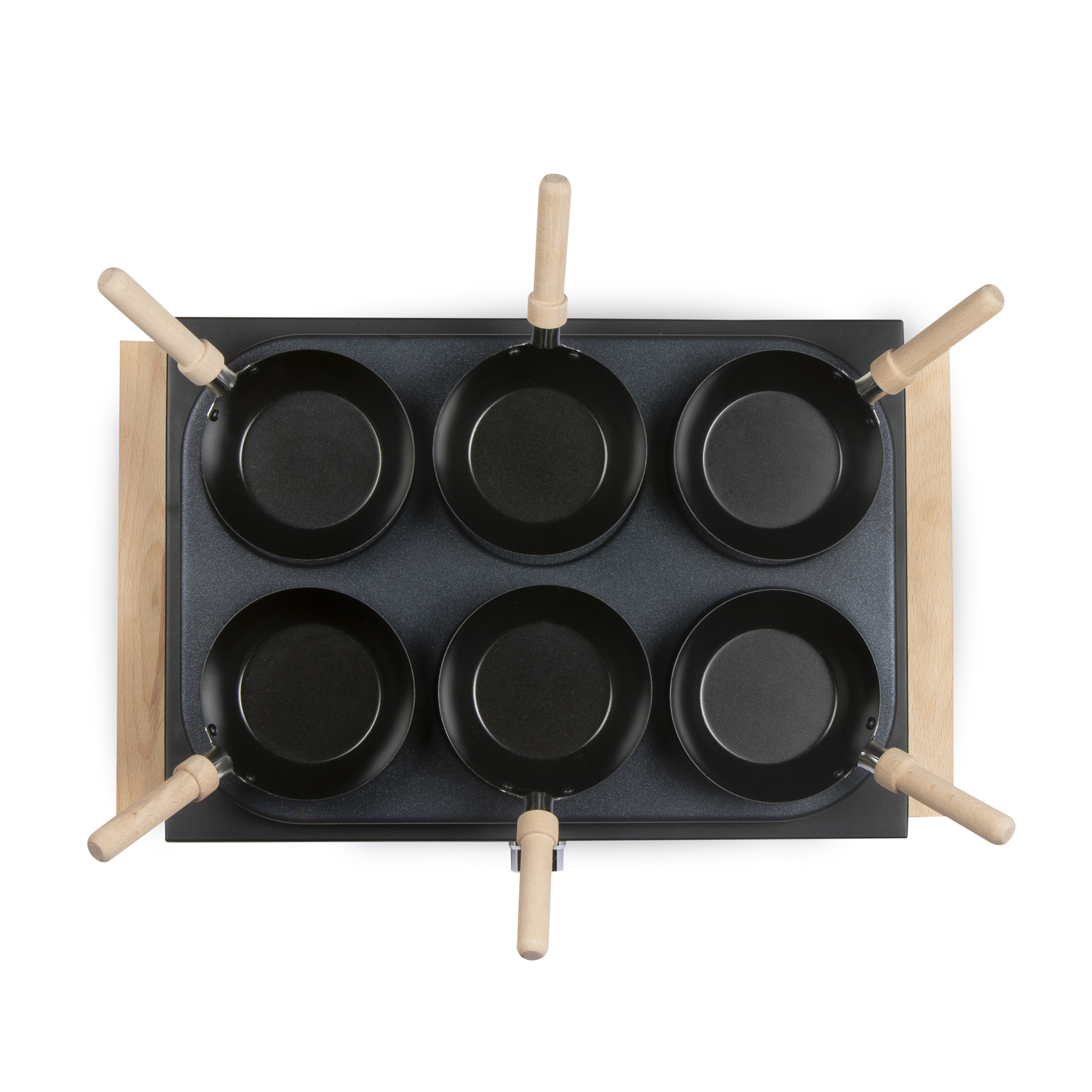 Zes kleine zwarte pannen met houten handvatten, gerangschikt op een zwarte bakplaat, op een houten basis.