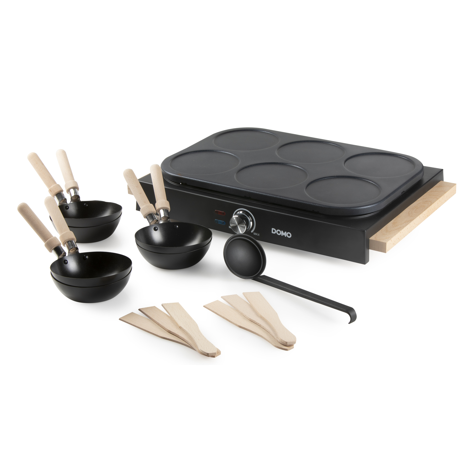 Crêpe maker set met pannen, spatels en een pollepel, alles op een witte achtergrond.