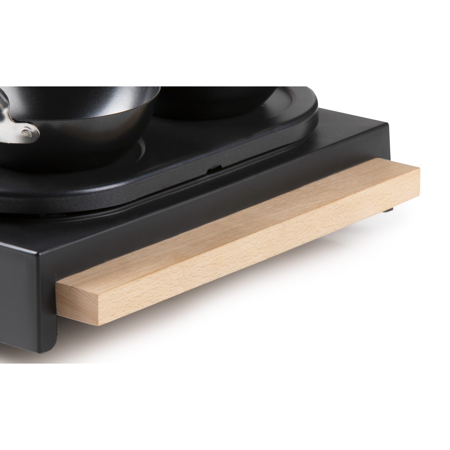 Close-up van een zwart warmhoudplaatje met een houten handvat.