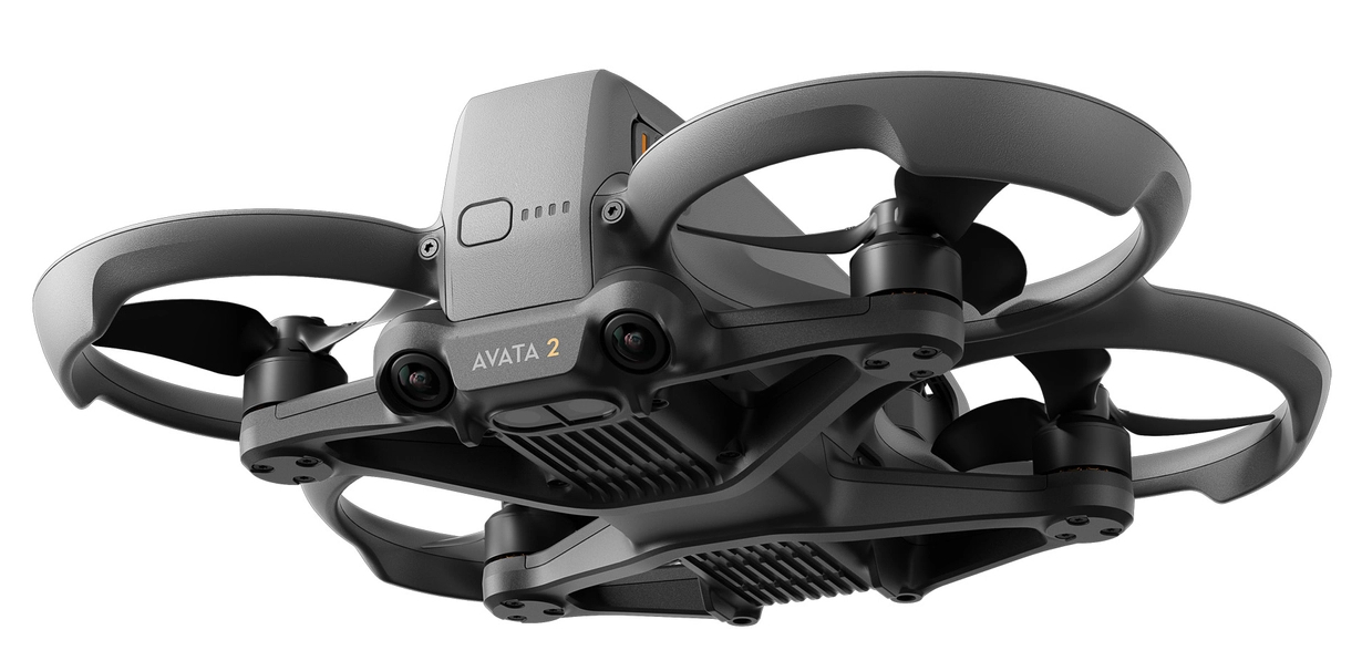 Szary dron z czterema śmigłami, skierowanymi w dół. Ma dwie kamery i białe tło.