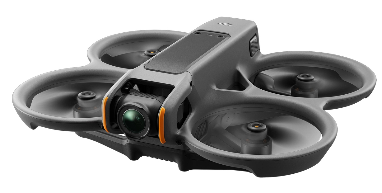 Smartfon z kołem kolorów i pilot z przyciskami, na białym tle. Logo aplikacji poniżej.