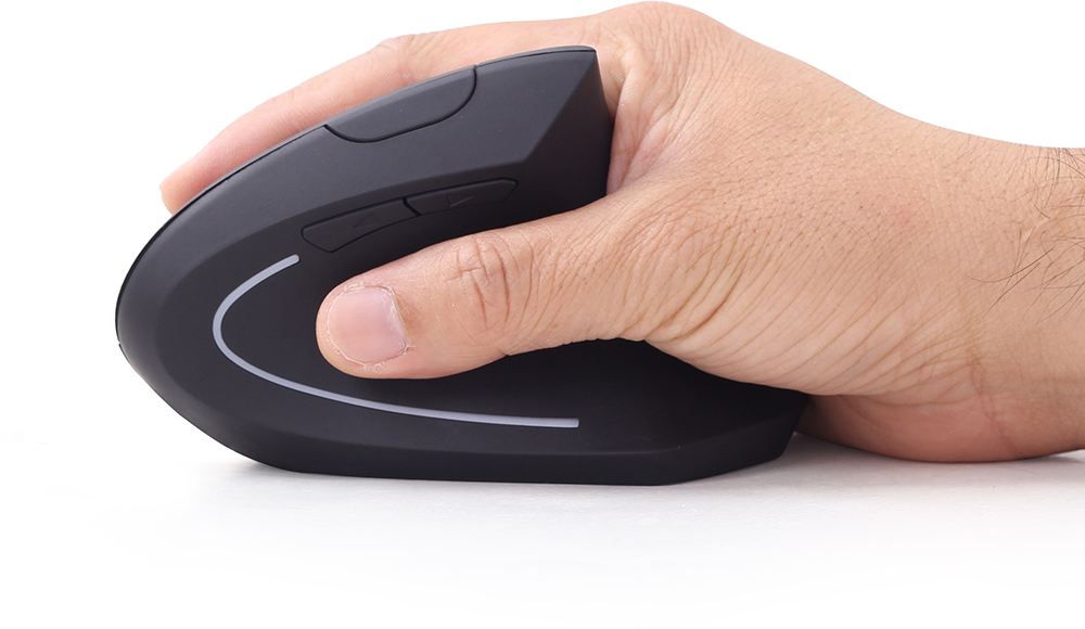 Egy fekete ergonomikus egér egy kézben, fehér háttér előtt, a tenyér és az ujjak láthatók.