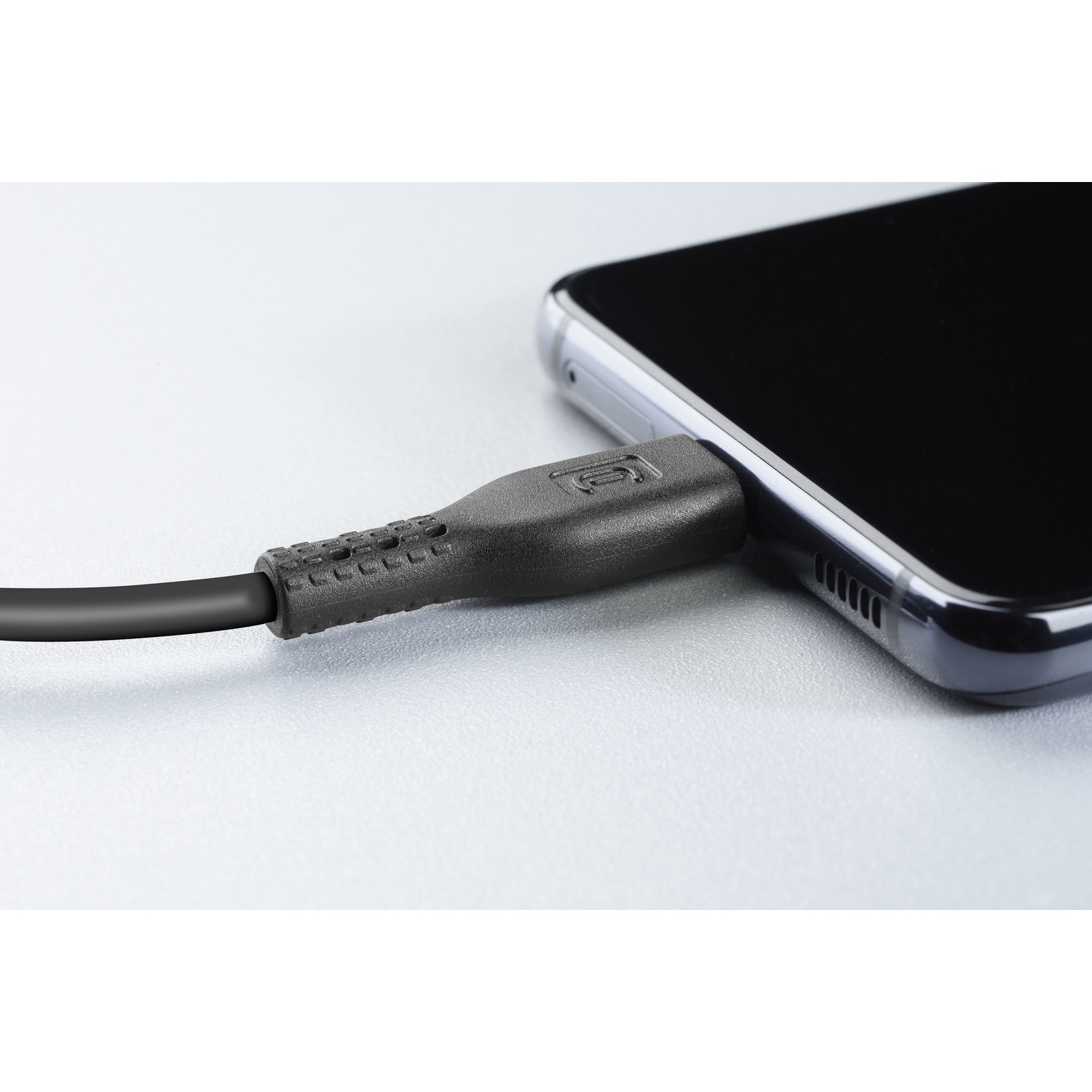 Cavo nero collegato a uno smartphone. Il cavo ha un connettore USB-C.