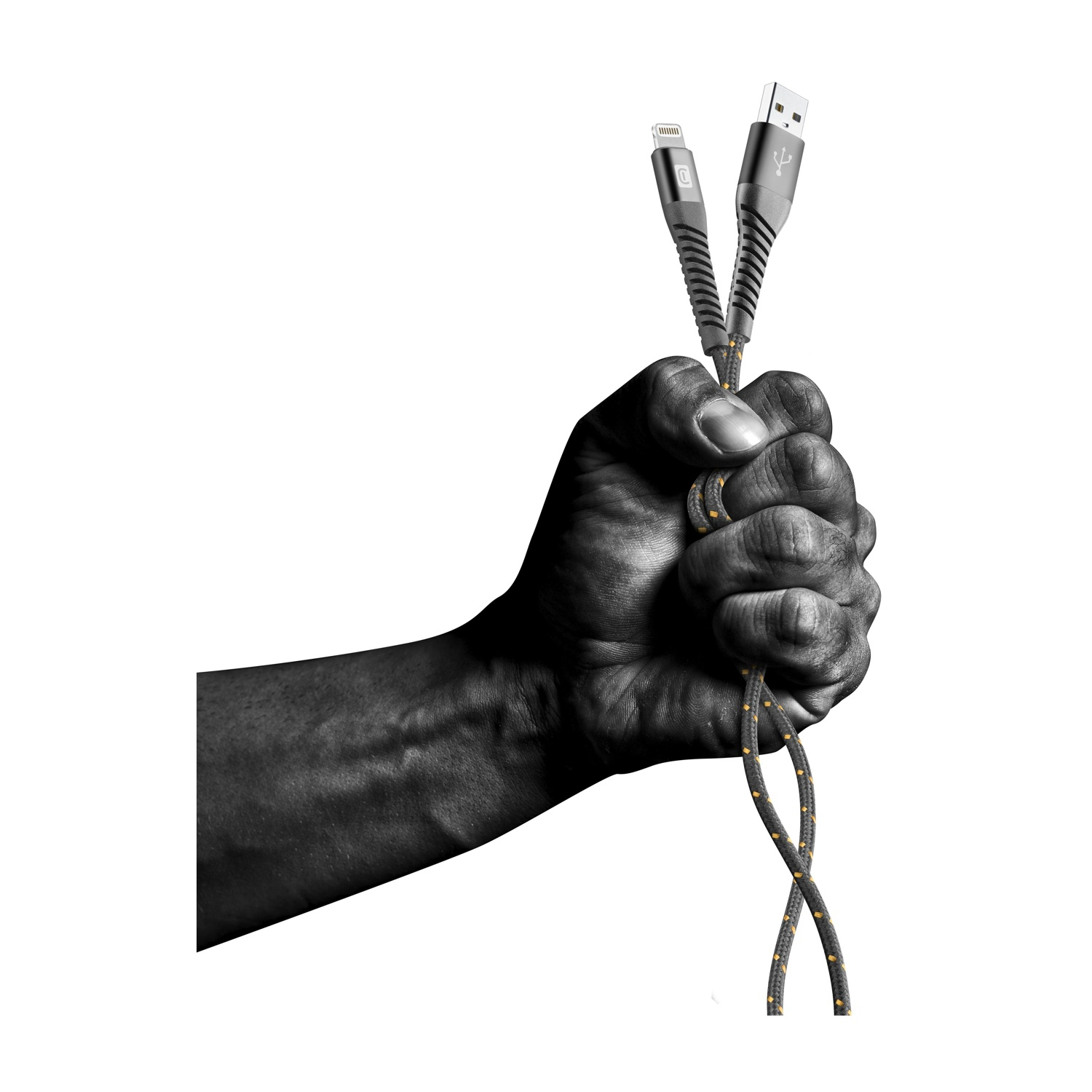 Una mano nera che tiene due cavi di ricarica per telefono con un cavo fantasia.