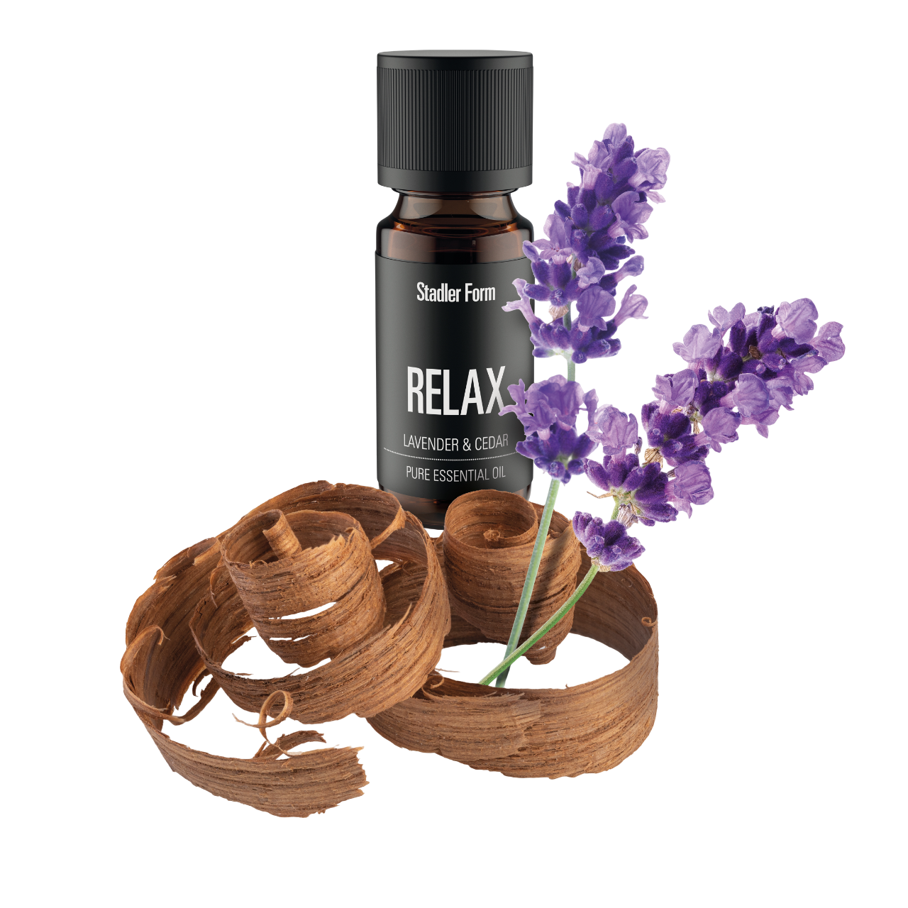 Stadler Form Relax Ölflasche mit Lavendel und Zeder, sowie Holzspänen davor.