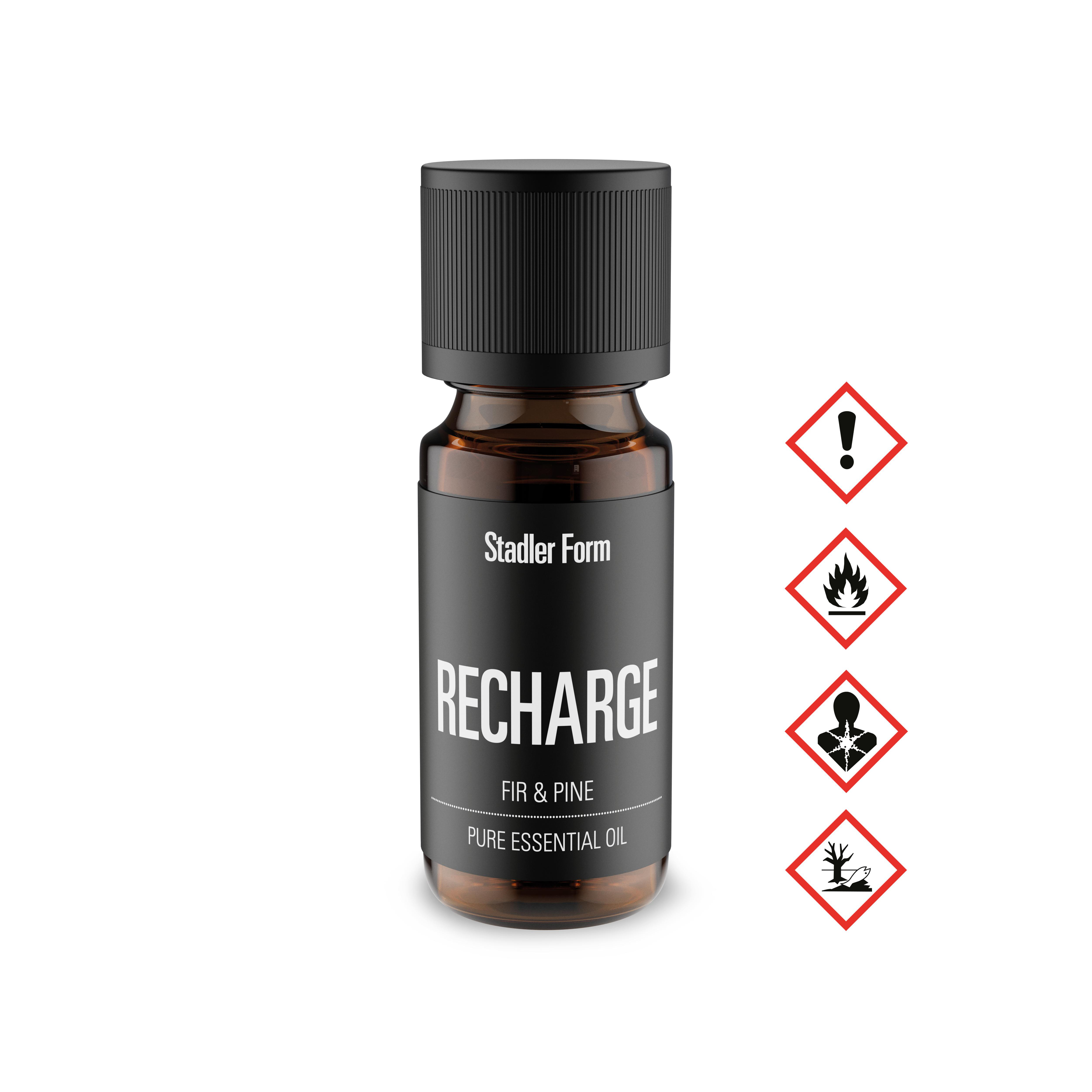 Ätherisches Ölfläschchen mit schwarzem Verschluss, beschriftet 'RECHARGE'. Sicherheitssymbole daneben.