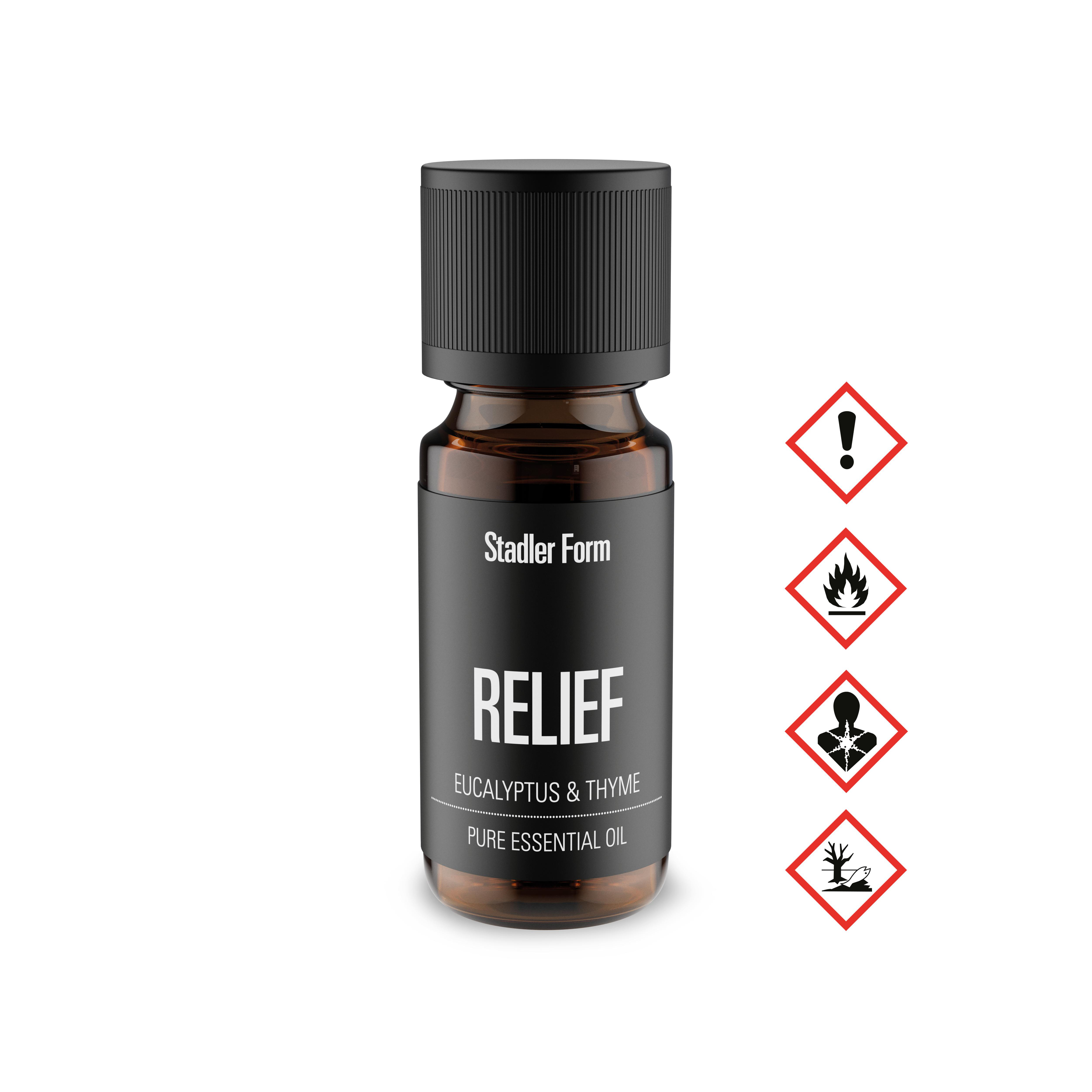 Eine braune Flasche ätherischen Öls mit der Aufschrift 'RELIEF', Gefahrensymbolen und schwarzem Deckel.