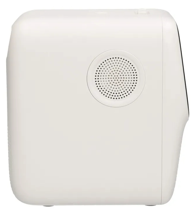 Biały głośnik z ciemną kratką z boku. Tło jest białe.