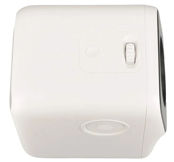 Biały projektor, widok z boku, z obiektywem, przyciskiem i pokrętłem, na białym tle.