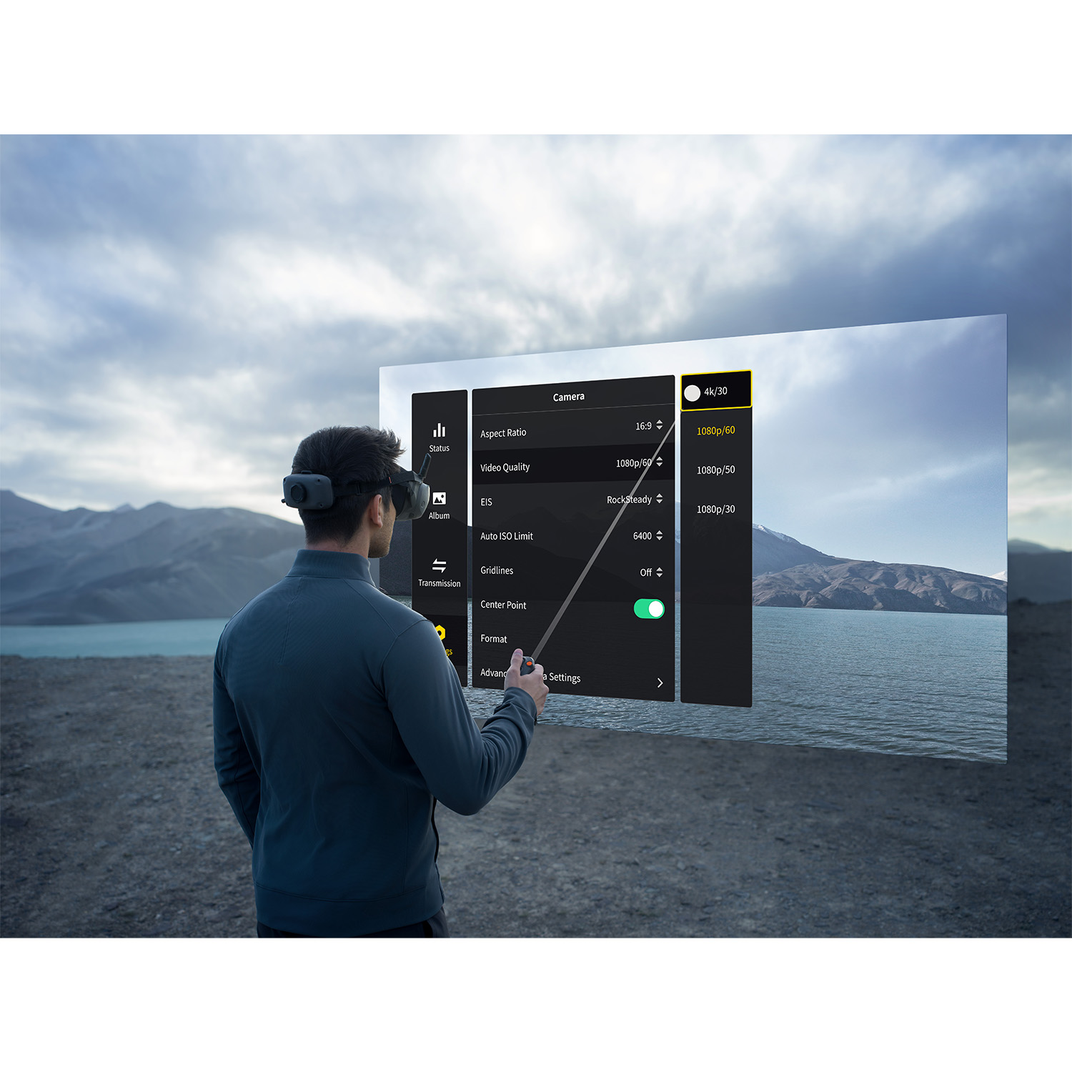 Uomo con visore VR, guarda un display con impostazioni, sfondo lago.