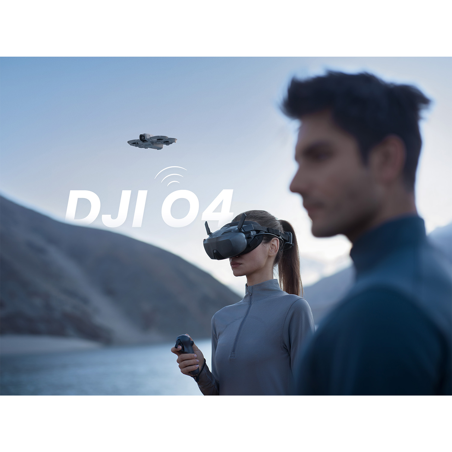 Un drone che vola nel cielo con due persone che lo guardano. Il testo DJI O4 è al centro.