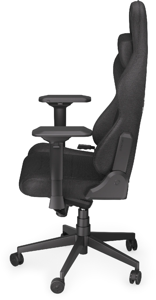 Egy fekete szövet gaming szék oldalsó nézete, karfákkal és fejtámlával, fekete háttéren.