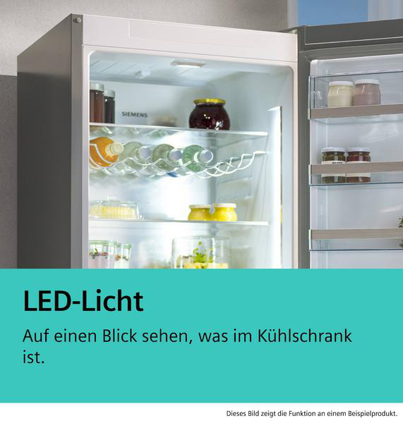 Kühlschrankinnenraum mit Regalen, Flaschen und Gläsern. Text: LED-Licht.