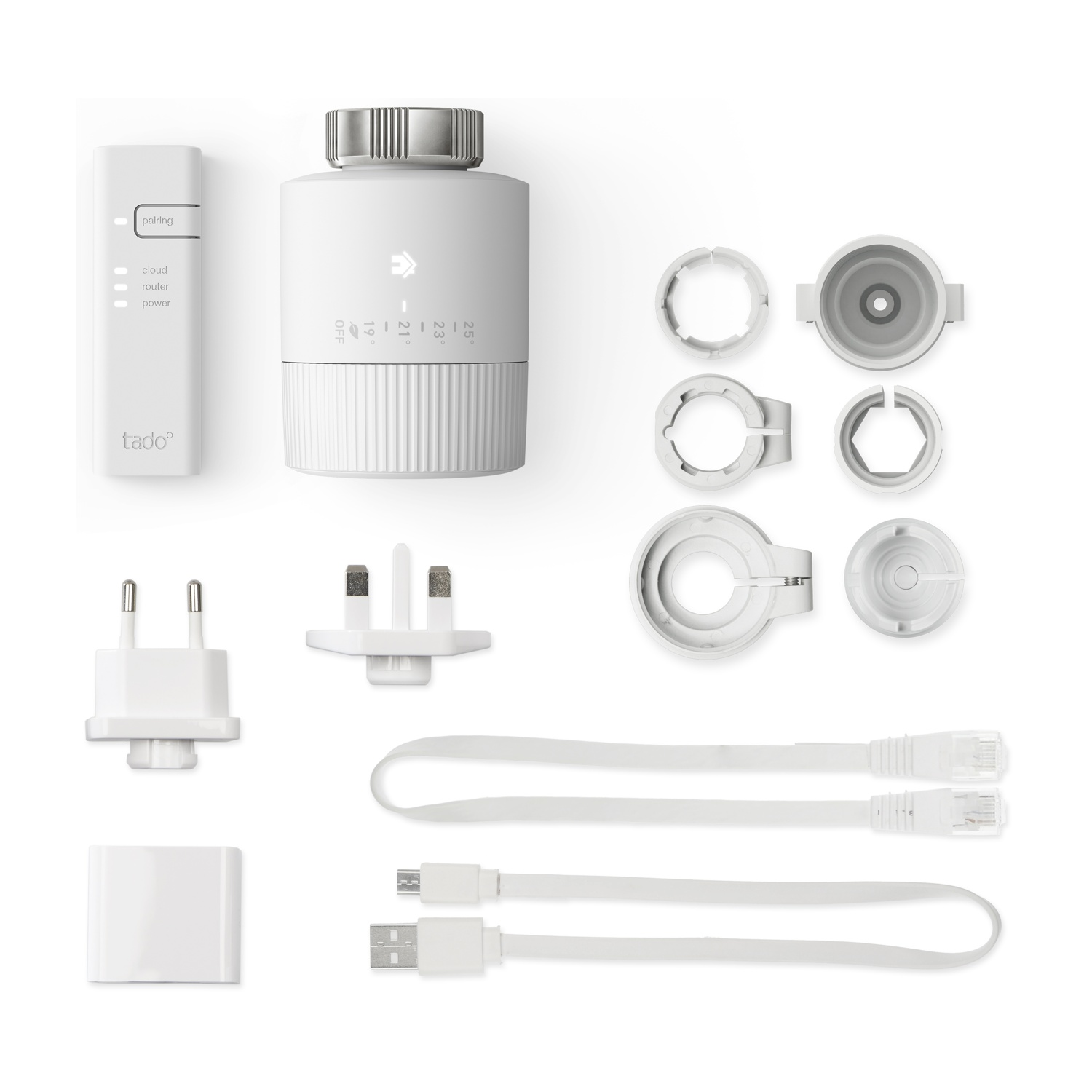 Un kit termostato intelligente bianco. Include un controller, spine di alimentazione, cavi e altri accessori.