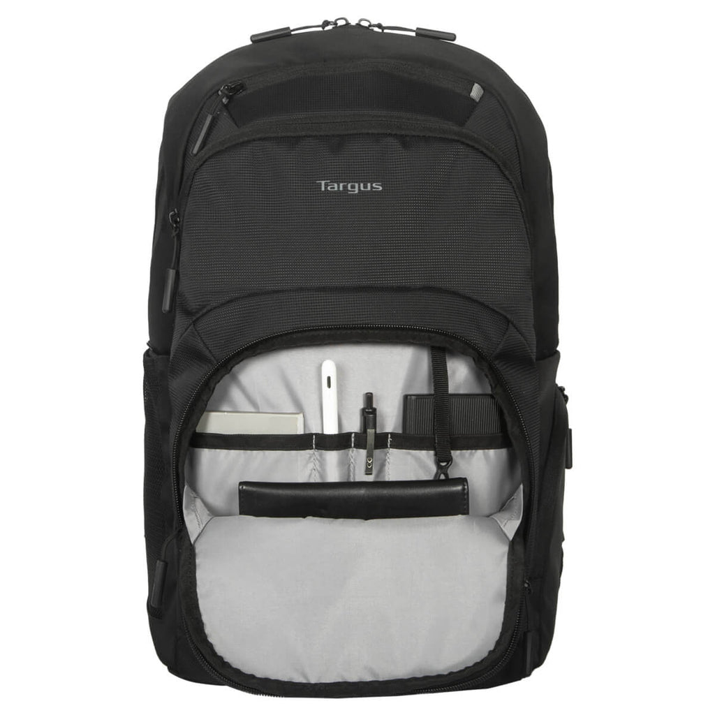 Una mochila Targus negra con un compartimento abierto que muestra el contenido.