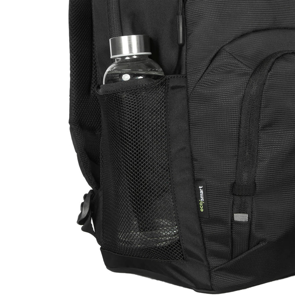Mochila negra con una botella de agua transparente en un bolsillo lateral de malla.