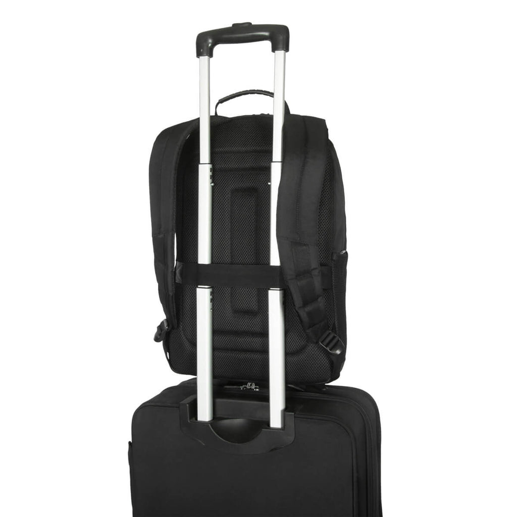 Una mochila negra está sujeta a una maleta negra, con el asa extendida.
