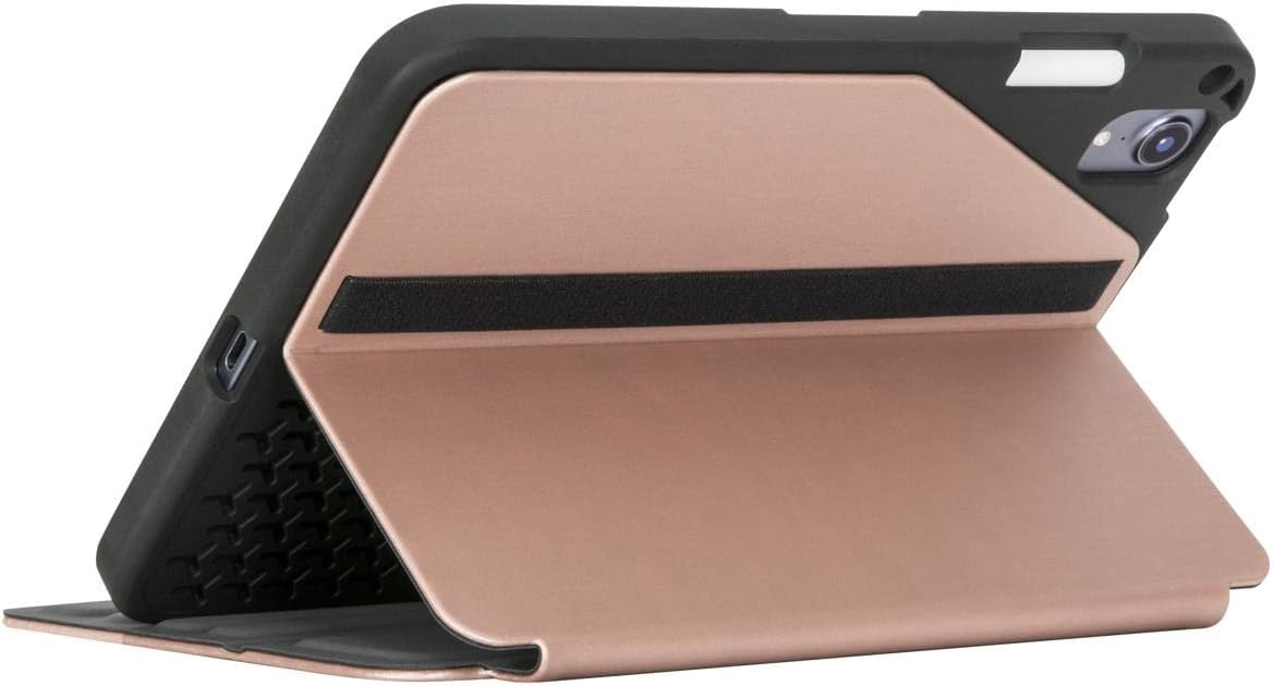 Una funda para iPad en oro rosa y negro con una correa negra está abierta sobre una superficie blanca.