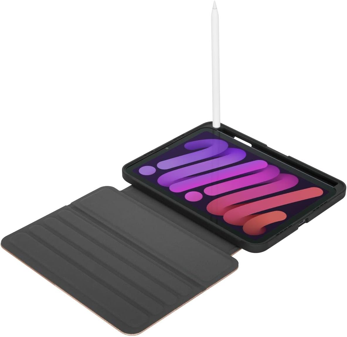 Tableta abierta con lápiz, en funda negra sobre fondo blanco.