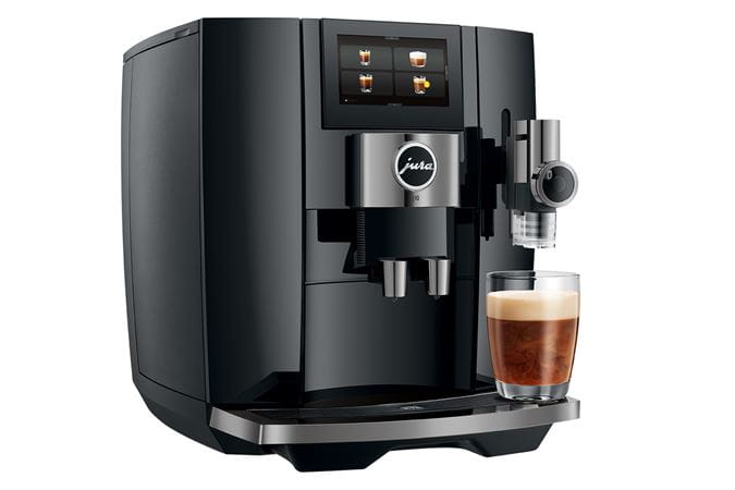 Schwarze Espressomaschine mit Touchscreen und Kaffeeglas. Silberakzente und Jura-Logo sind sichtbar.