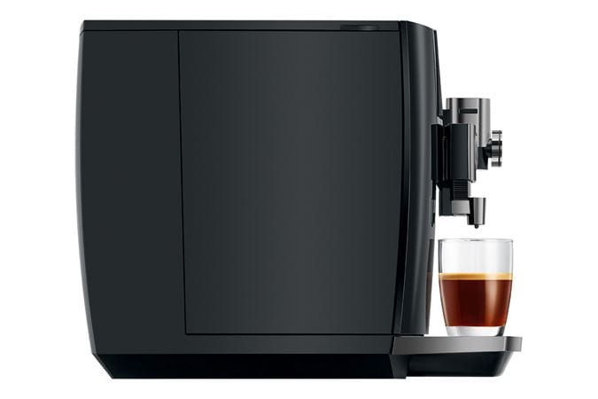 Eine schwarze Espressomaschine mit einem Glas Kaffee.