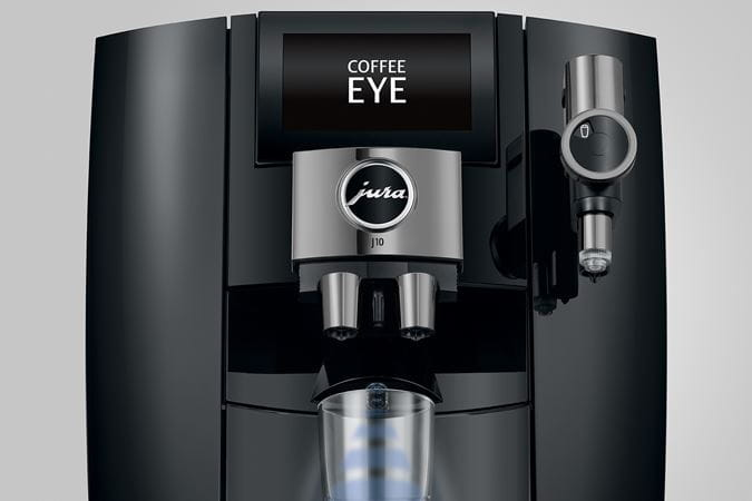 Schwarze Kaffeemaschine mit einem Bildschirm, der 'COFFEE EYE' und das 'Jura'-Logo anzeigt.