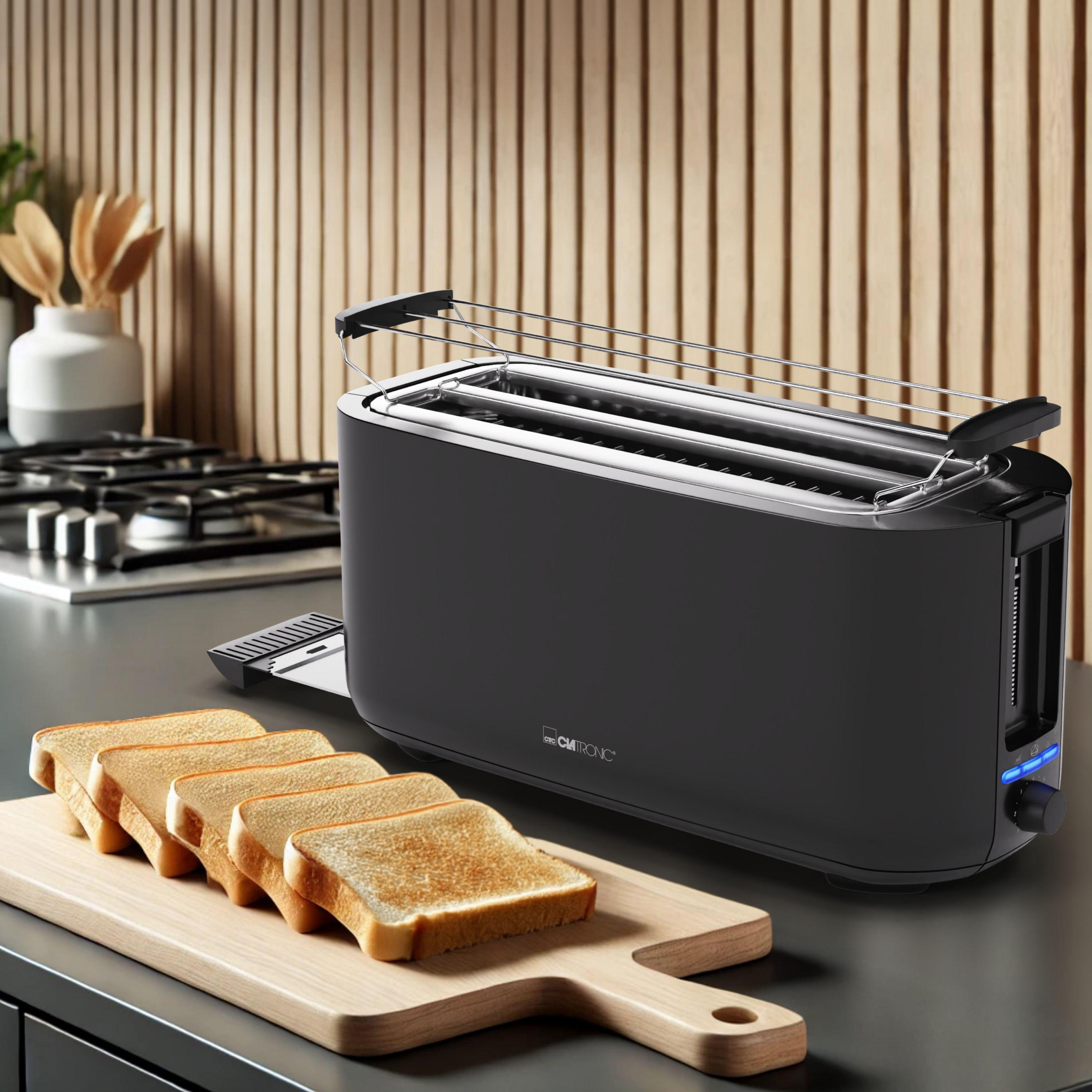 Ein schwarzer Toaster mit Toast auf einem Holzbrett steht auf einer Küchenarbeitsplatte. Holzwand im Hintergrund.