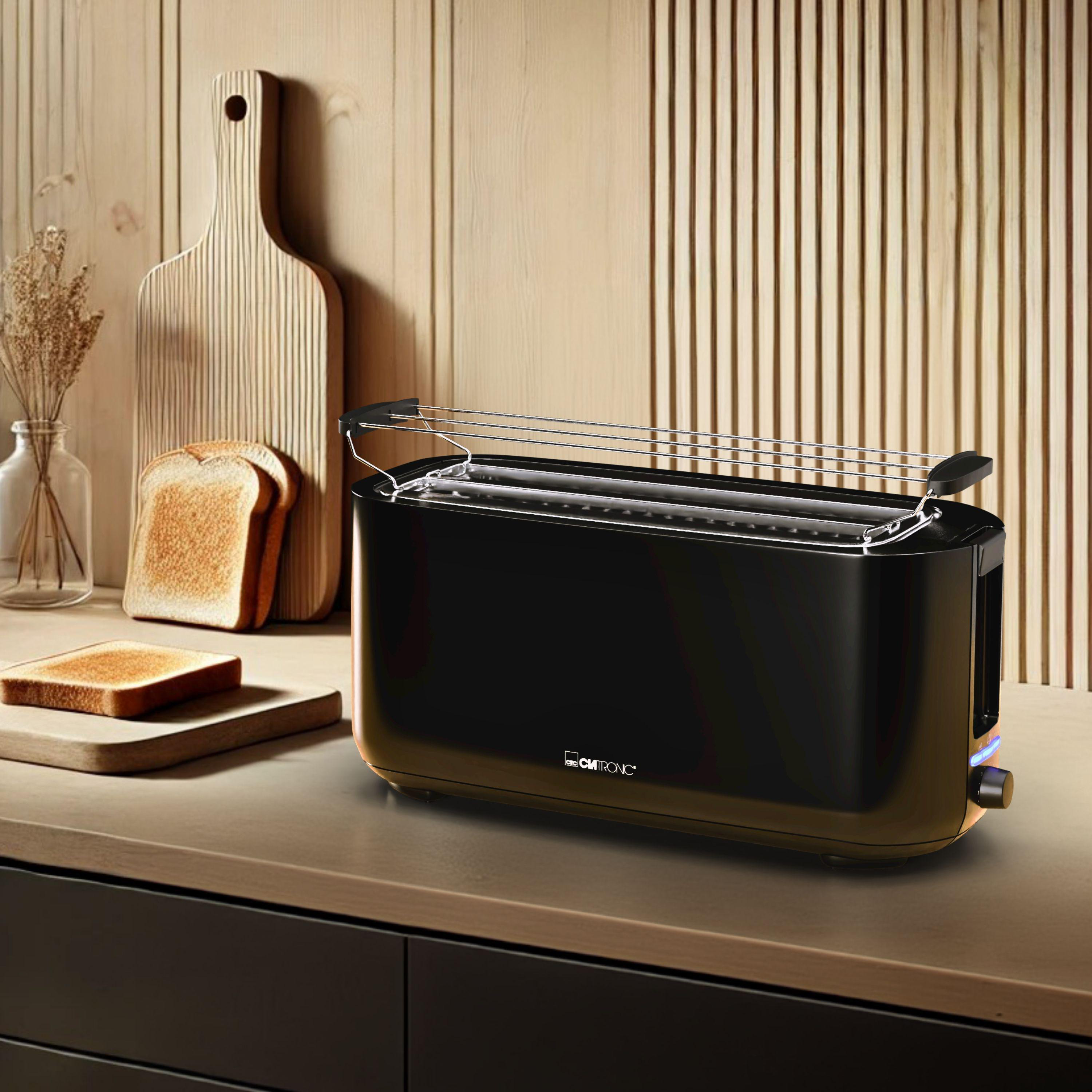 Schwarzer Toaster auf einer Arbeitsplatte mit Brot und einem Schneidebrett.