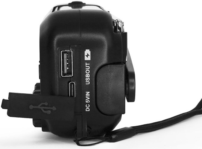 Czarna kamera z portami USB i innymi widocznymi na białym tle.