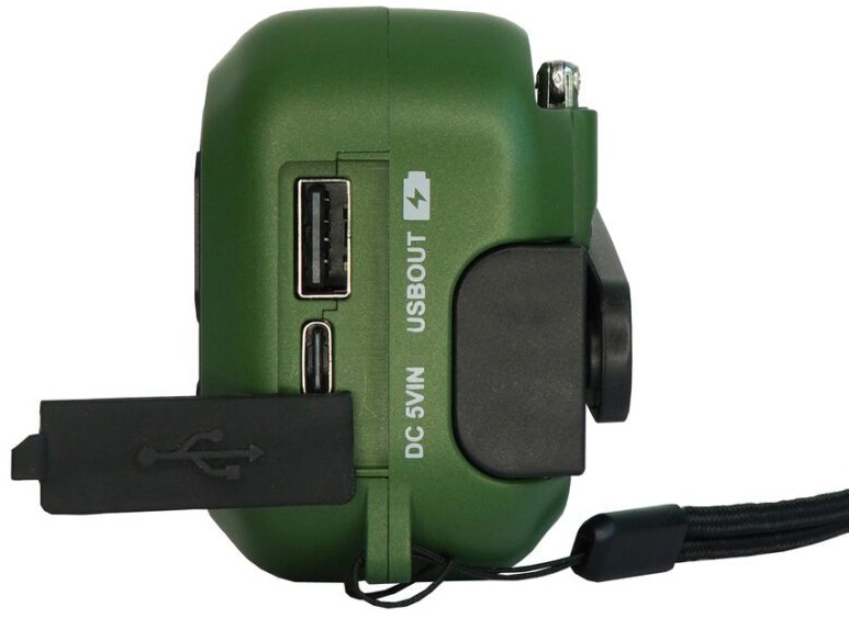 Zielone urządzenie radiowe alarmowe z portami USB i korbą ręczną, widok z boku.