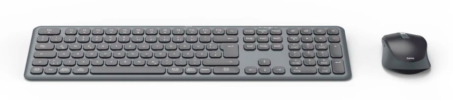 Szary zestaw klawiatury i myszy na białym tle. Klawiatura jest wyśrodkowana.