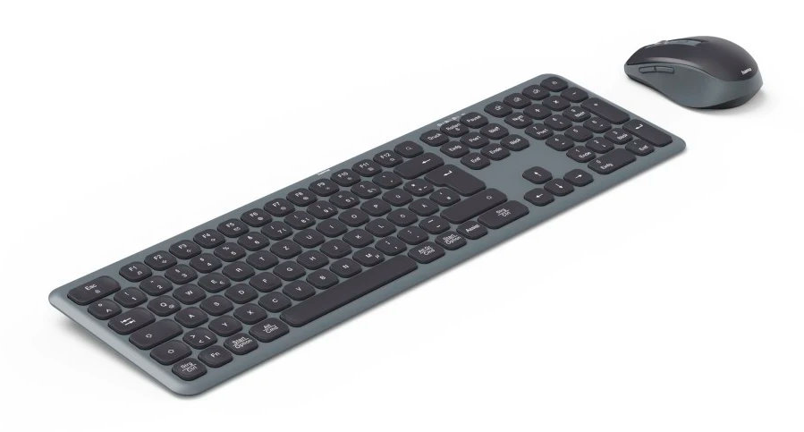 Szara klawiatura i mysz na białej powierzchni. Klawiatura jest długa, mysz mała i ergonomiczna.