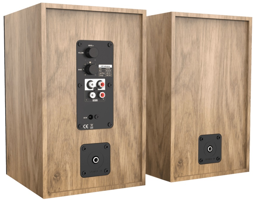 Dwa drewniane głośniki. Jeden pokazuje tył z regulacją głośności i basów. Drugi jest pusty.