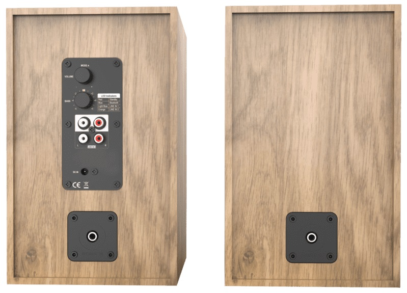 Dwa drewniane głośniki z czarnymi elementami sterowania i portami na tylnych panelach, na białym tle.