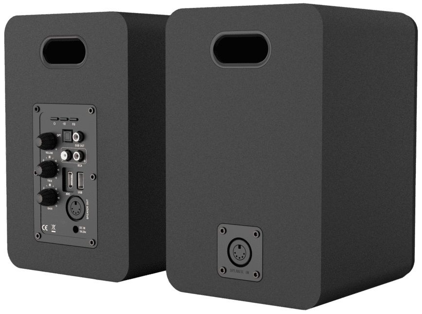 Dwa czarne głośniki. Jeden ma kontrolki, drugi uchwyt. Mają kwadratowy kształt.